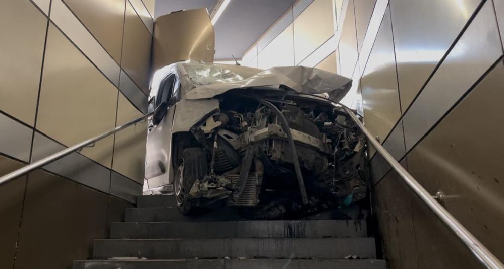 Hafif ticari aracıyla metro istasyonuna daldı