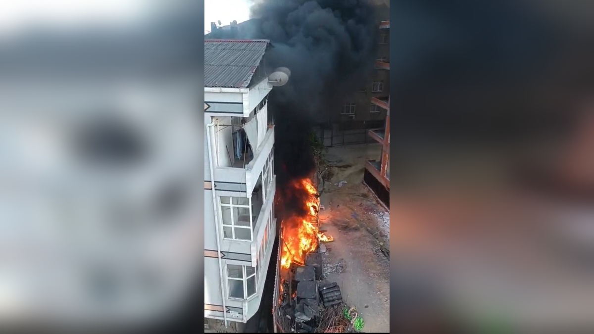 Bağcılar'da inşaat yangını: 3 katlı binaya sıçradı