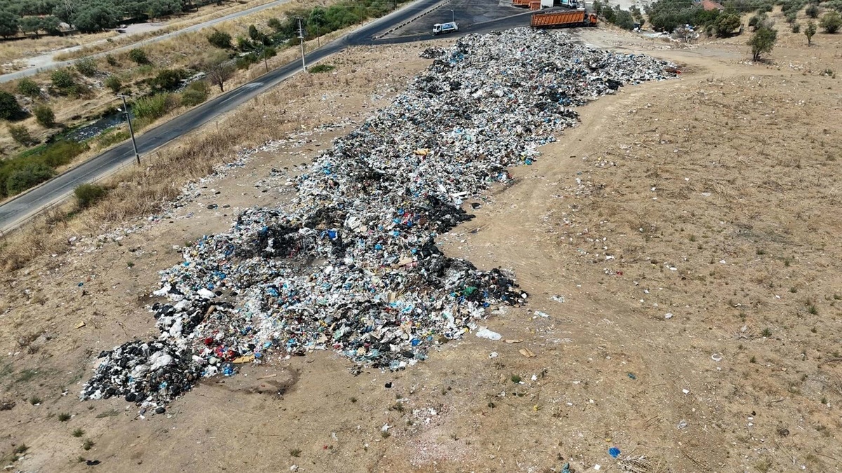 Kemalpaşa'da çöp sorunu: AK Parti tepki gösterdi, belediye başkanı açıklama yaptı