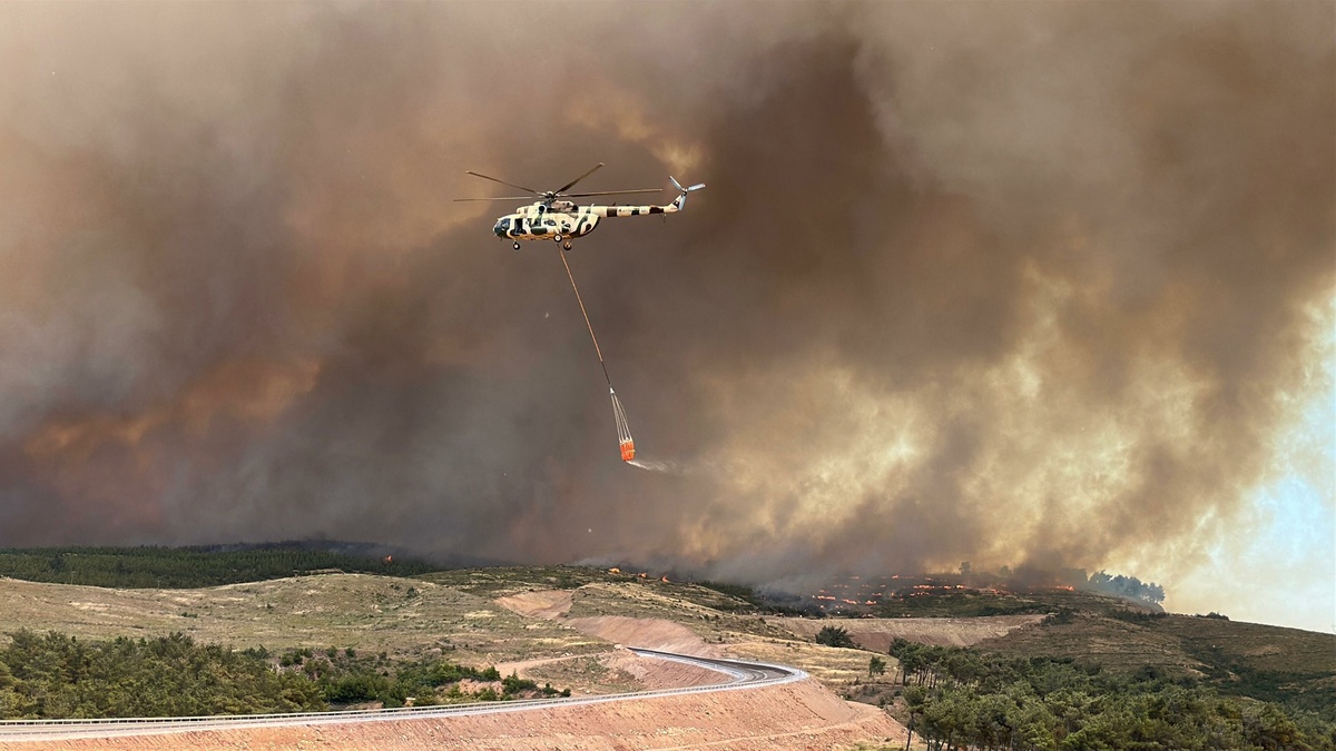 Akhisar'da orman yangınına müdahale sürüyor: Ekip sayısı 4 uçak, 10 helikopter ve daha fazlasıyla arttırıldı