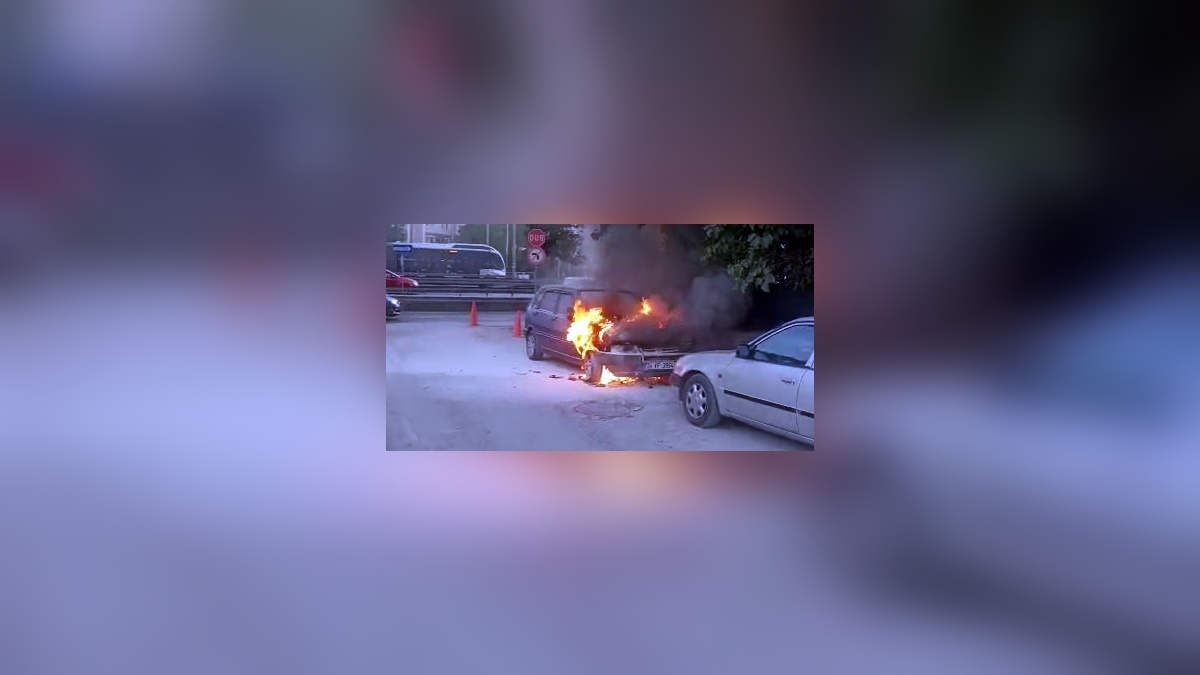 avcılar'da park halindeki otomobil yandı
