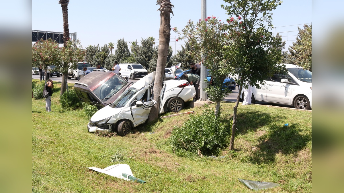 Antalya'da zincirleme kaza: 2 polis memuru yaralandı