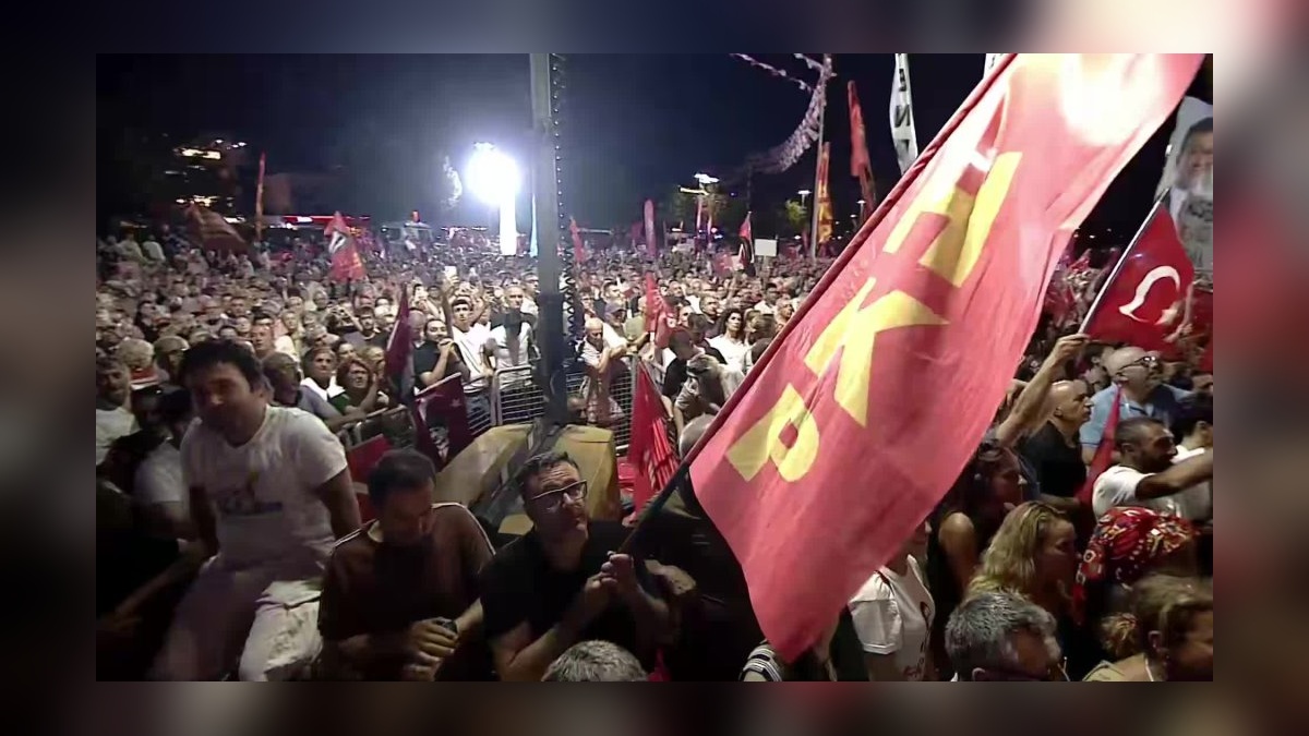 Özgür Özel: Sahte diplomalar AK Parti rejiminin pisliğinden akıyor