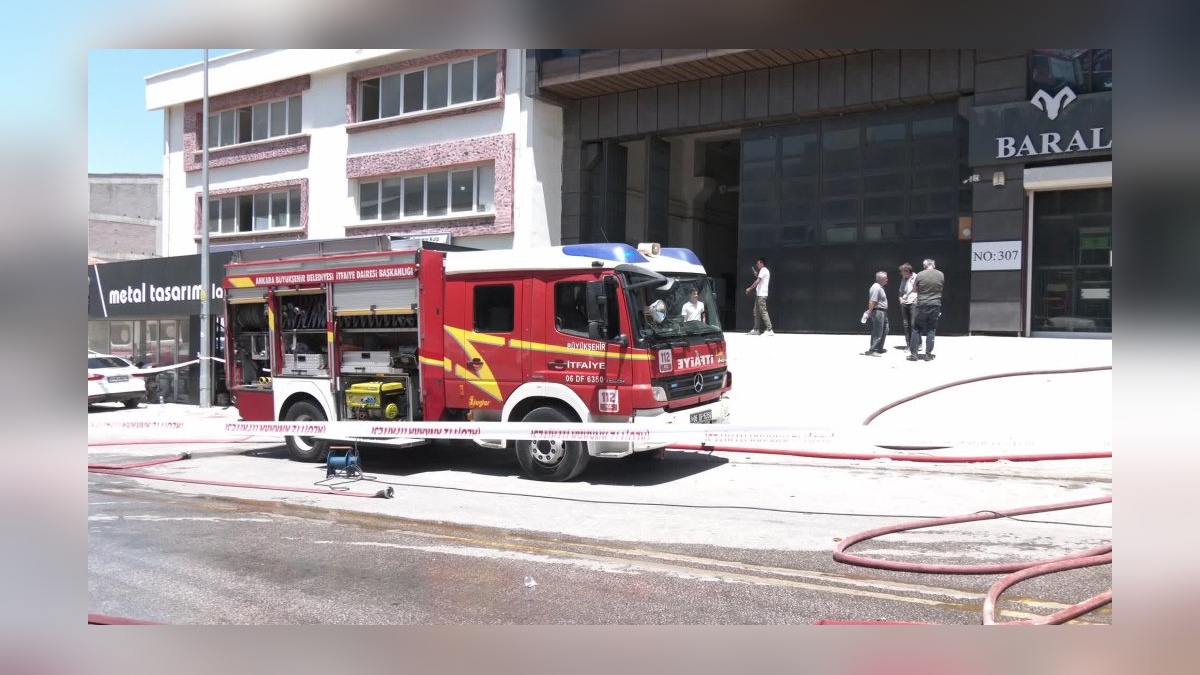 Ankara Siteler'de mobilya imalathanesinde yangın: 2 yaralı