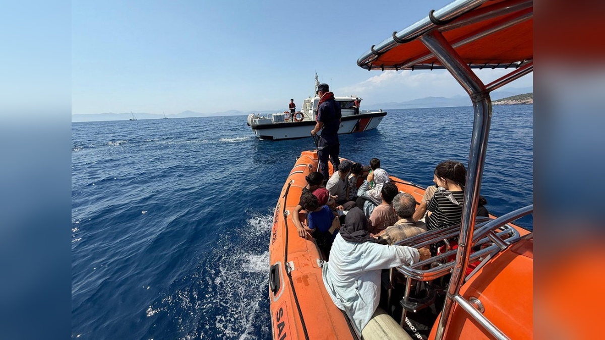 Fethiye'de 24 kaçak göçmen kurtarıldı