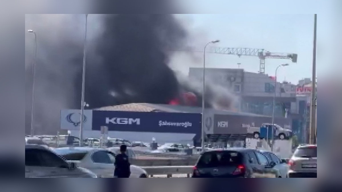 Pendik'te araç bayisine sıçrayan yangın söndürüldü