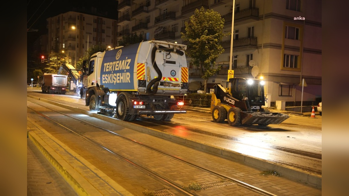 Eskişehir'de gece yol çalışmaları sürüyor