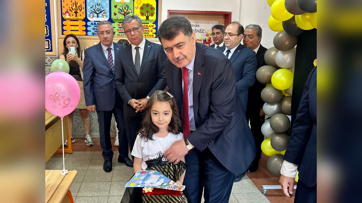 Ankara'da karne heyecanı: Vali Şahin öğrencilerle buluştu