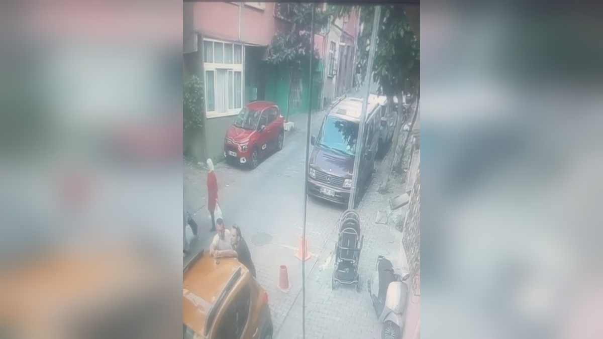 Kağıthane'de park halindeki araç yokuş aşağı indi: İki kuzen son anda kurtuldu