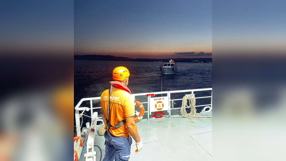 Çanakkale Boğazı'nda arızalı tekne kurtarıldı