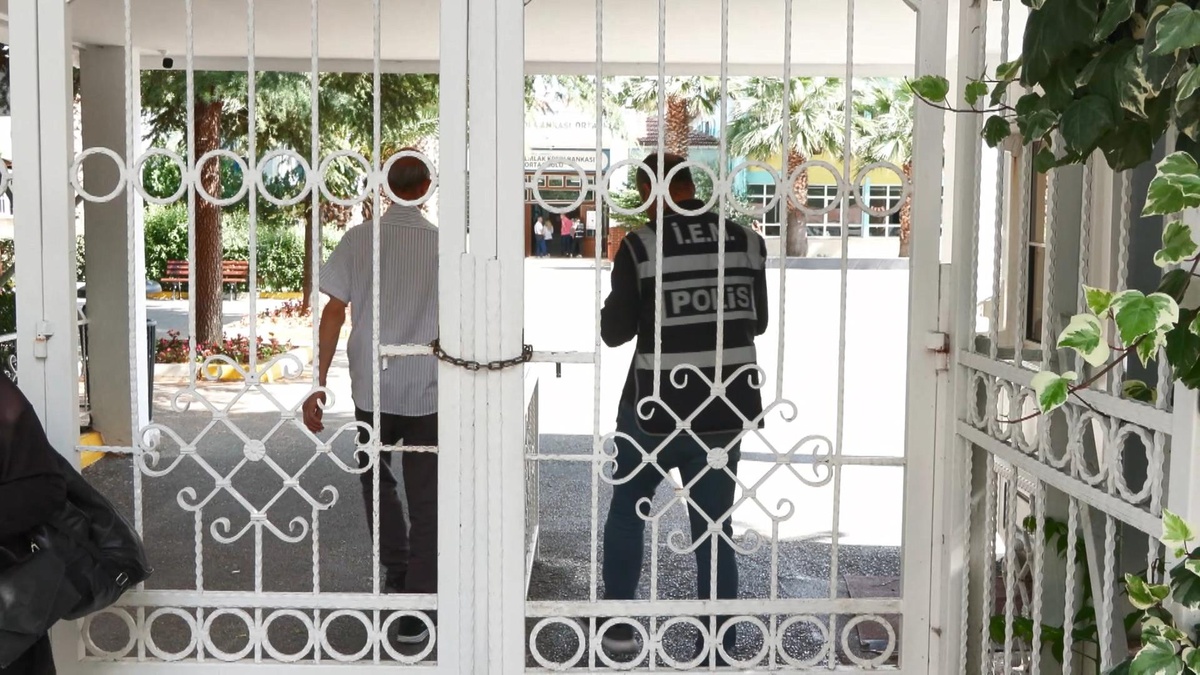 AYT Sınavı Başladı: 160 Soru, Velilerin Bekleyişi ve Adayların Hedefleri