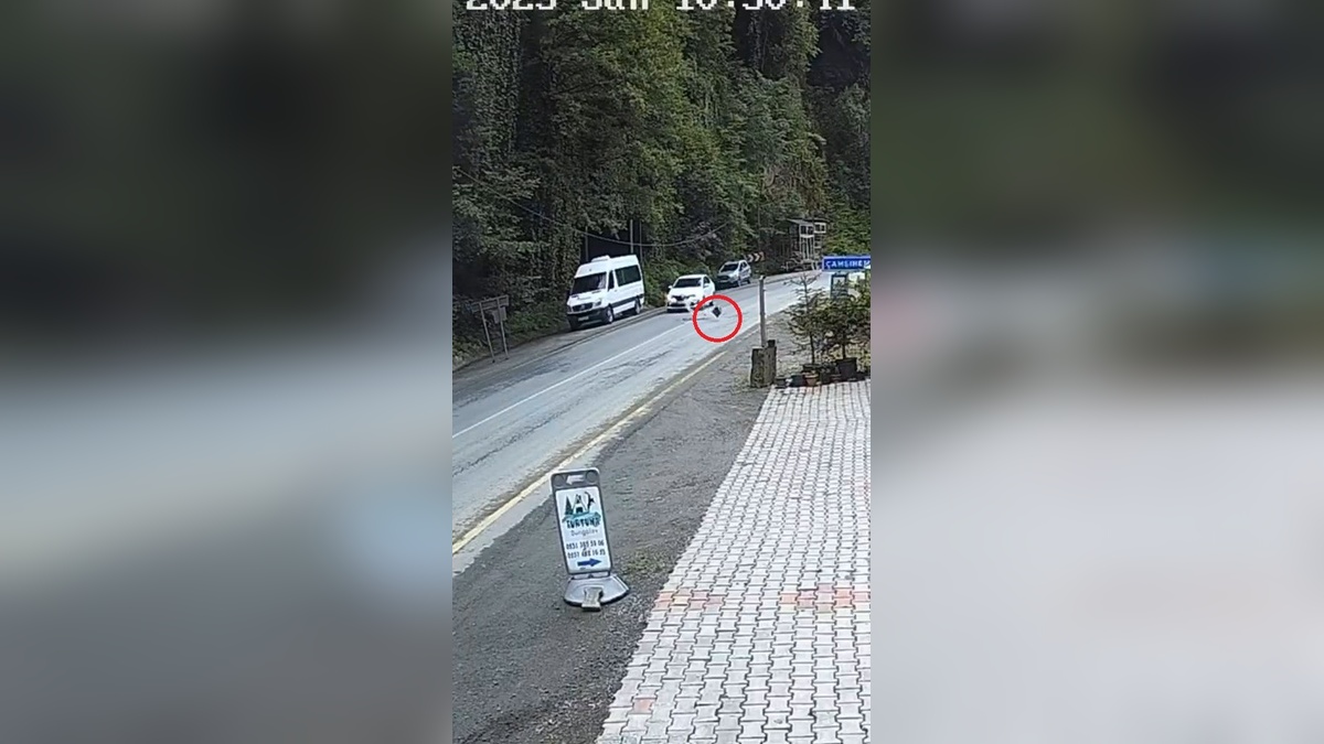 Çamlıhemşin'de heyelan tehlikesi: Otomobil son anda kurtuldu