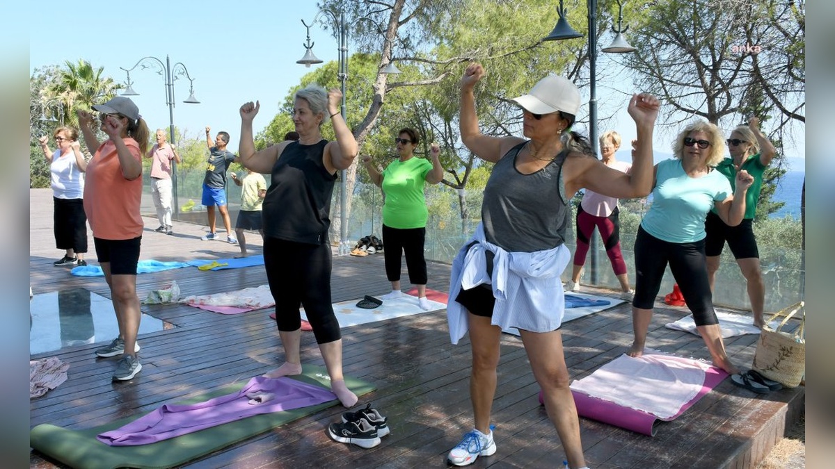 Kuşadası'nda ücretsiz mat pilates dersleri devam ediyor