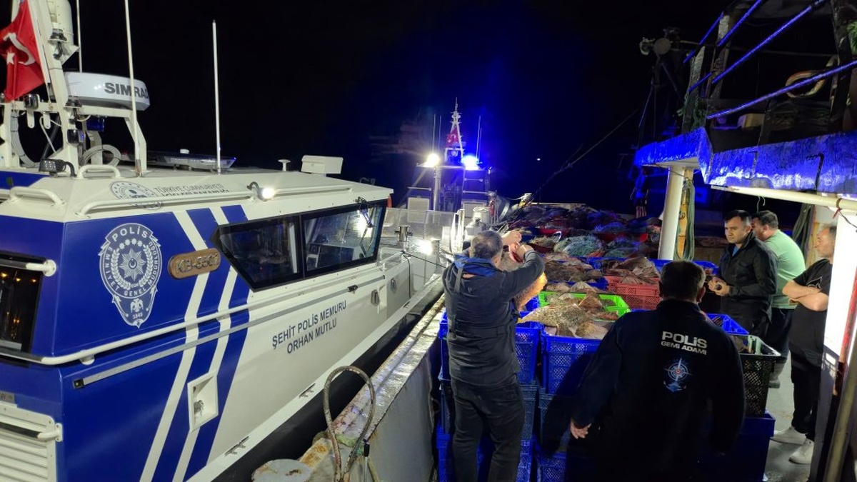 Samsun açıklarında 6 ton kaçak kalkan balığı ele geçirildi