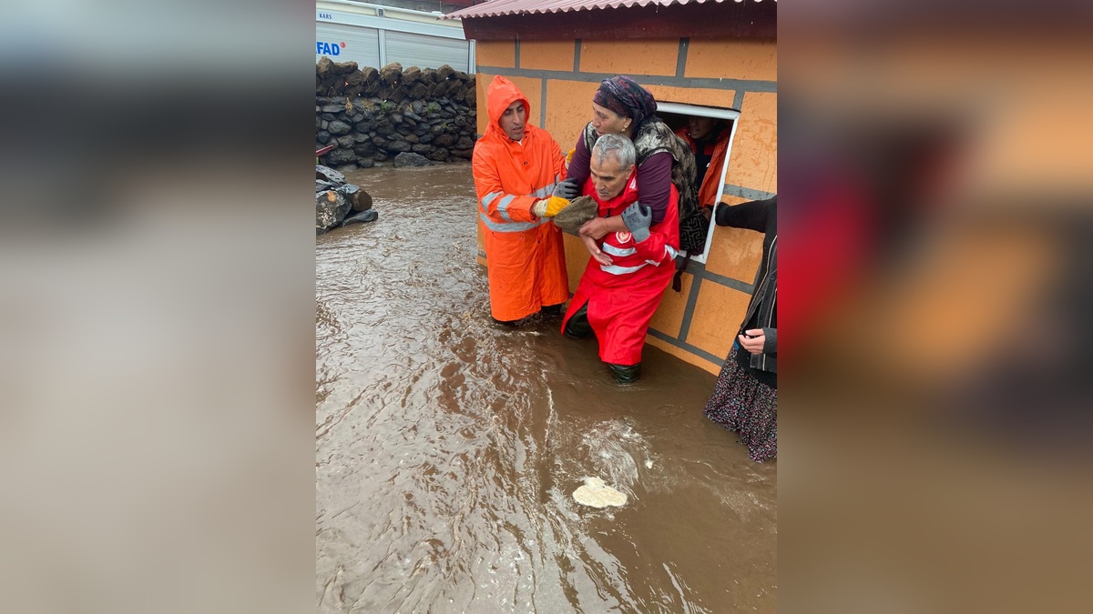 Kars'ta sağanak yağış: 2 ev yıkıldı, 1 kadın kurtarıldı
