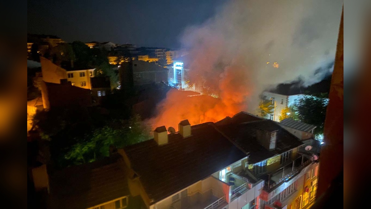 Kütahya'da elektrik kontağından yangın: Erkek kuaförü kullanılamaz hale geldi