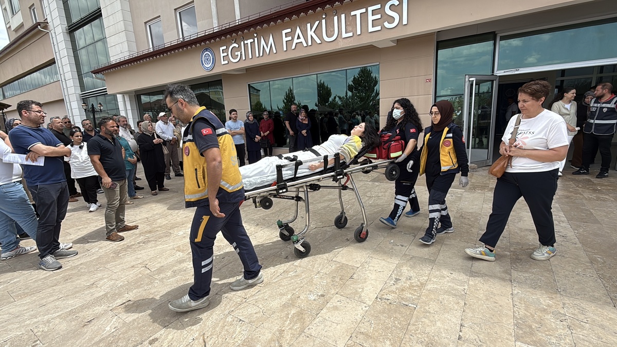 Sivas'ta YKS sınavında baygınlık geçiren öğrenci tedavi edildi