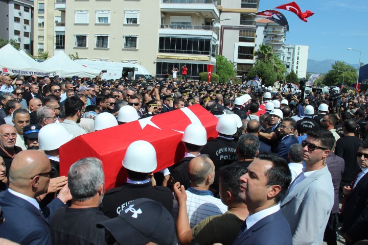 İzmir’de şehit düşen polislere son görev