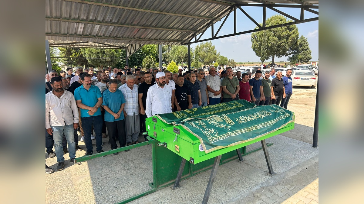 Adana kazasında hayatını kaybeden baba ve iki kızının cenazeleri toprağa verildi
