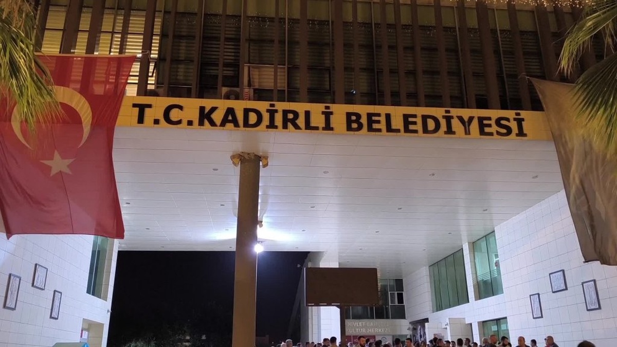 Kadirli Belediyesi'ne Taşlı Saldırı: Başkan Olcar Tepki Gösterdi
