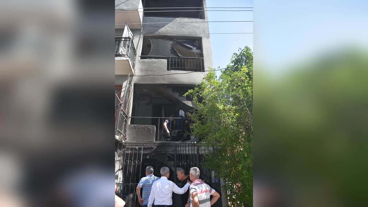 Bayraklı'da apartman yangını: 15 yaşındaki kız çocuğu dumandan etkilendi