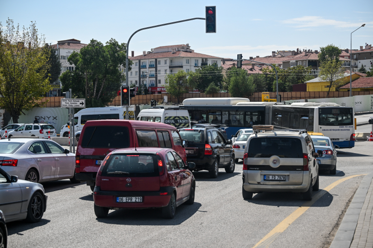 Ankara'da bitmeyen yol çalışması trafiği kilitledi