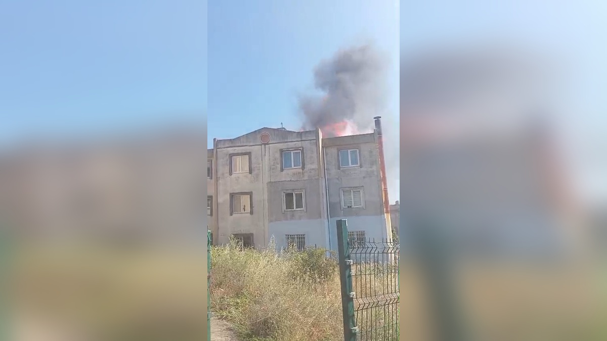 Körfez'de 3 katlı binada yangın