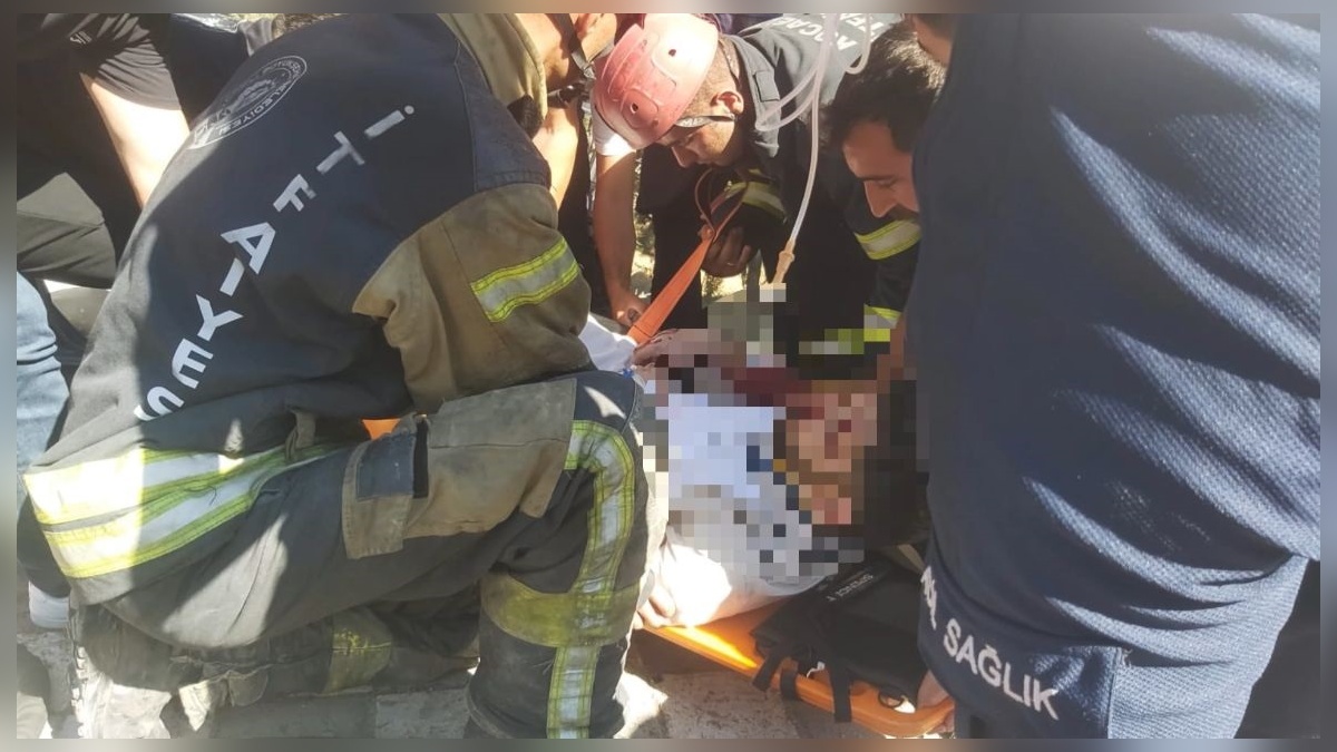 Dilovası'nda otomobil aydınlatma direğine çarptı: Sürücü yaralandı
