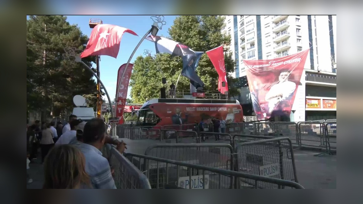 Tokat'ta 'Millet İradesine Sahip Çıkıyor' mitingi: Özgür Özel ve Ekrem İmamoğlu fotoğrafları afişlerde