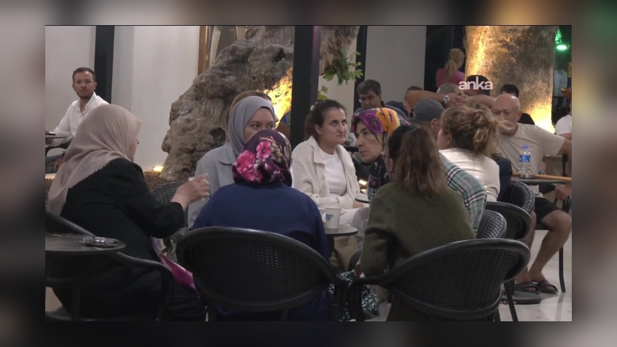 Sındırgı'da 6,1 büyüklüğündeki deprem sonrası ilçe sakinleri geceyi dışarıda geçirdi