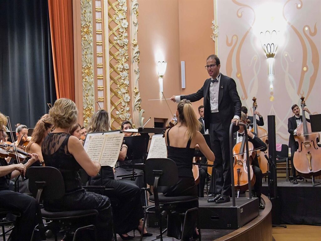 Şef Hasan Niyazi Tura yönetiminde İstanbul Devlet Senfoni Orkestrası 