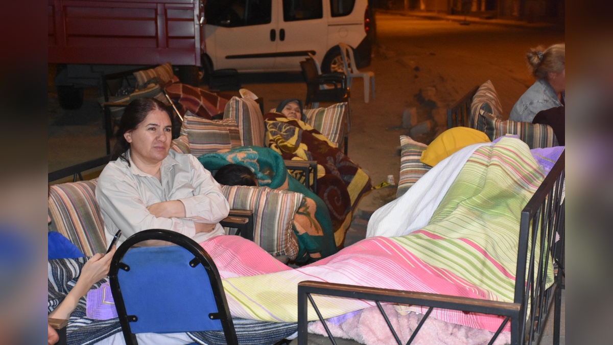 Sındırgı'da 6.1 büyüklüğündeki deprem sonrası hasarlar görüntülendi