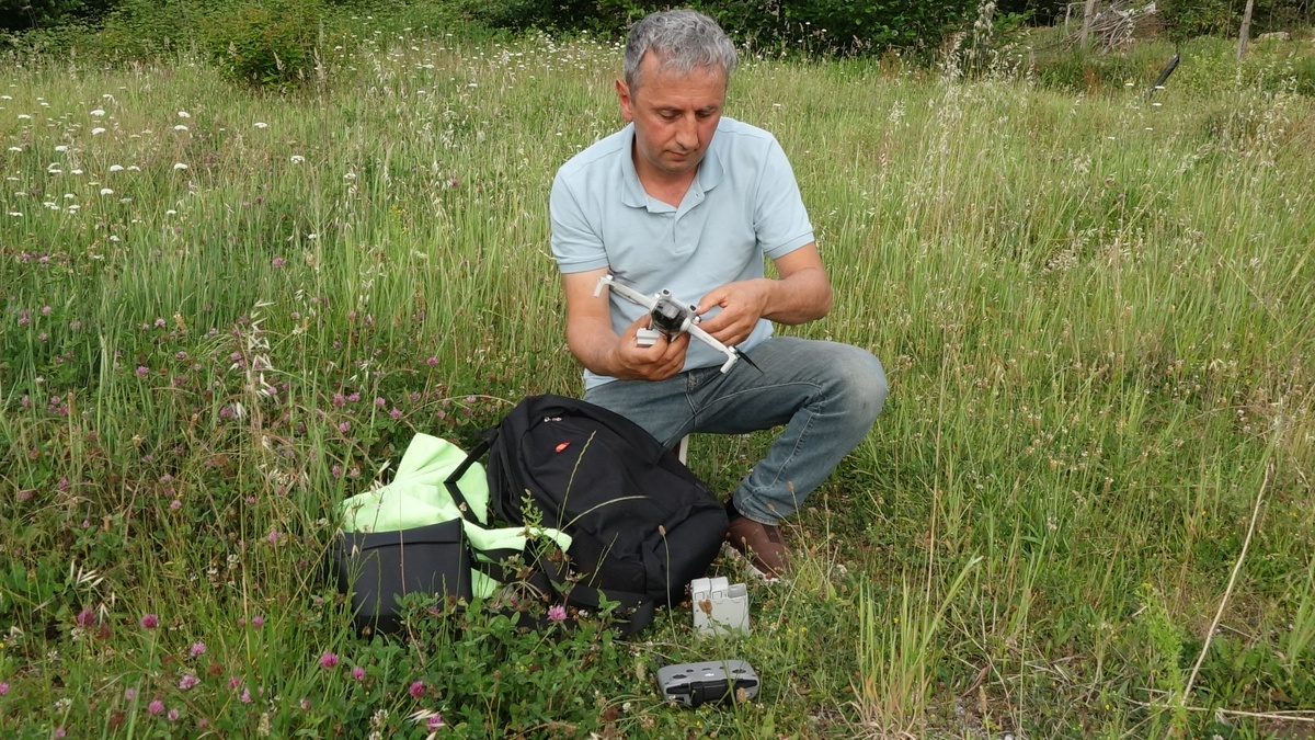 Trabzon'da emekli öğretmenin yayla özlemini dron görüntüleriyle dindiriyorlar