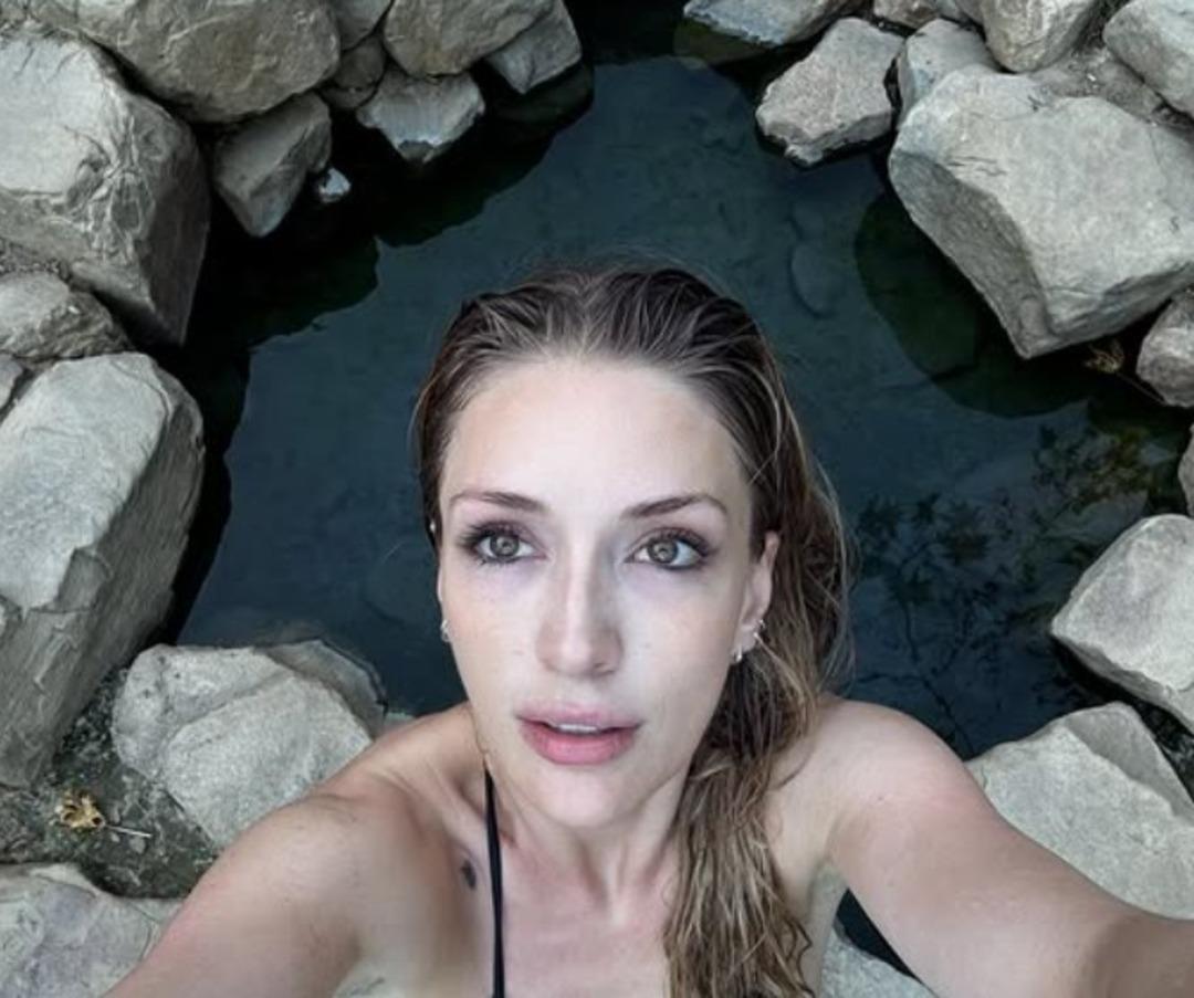 Yasemin Kay Allen son pozlarıyla sosyal medyayı salladı! Termal suyun içine oturup... 2