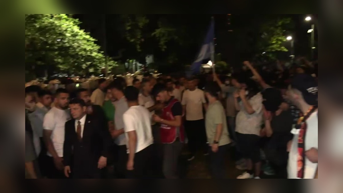 Saraçhane mitinginde arbede: Cumhuriyet Gazetesi muhabiri Engin Deniz İpek gözaltına alındı