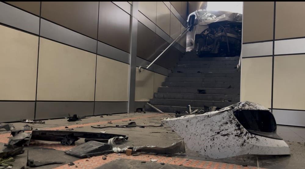 Hafif ticari aracıyla metro istasyonuna daldı