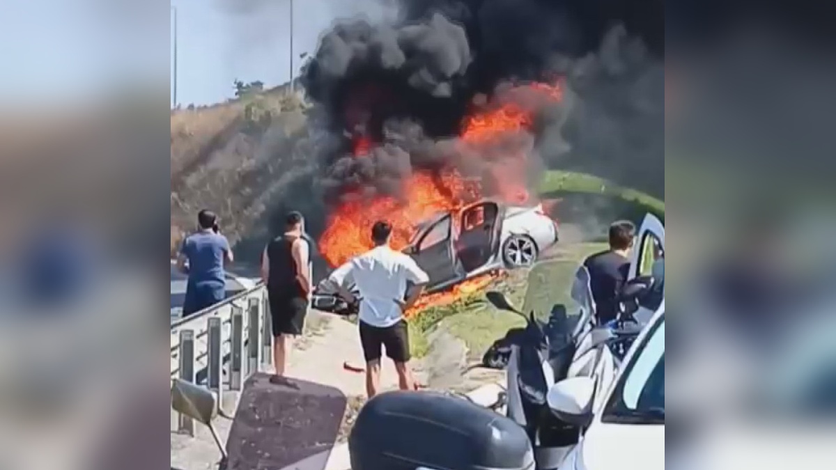 Ümraniye'de otomobil kazası: Motor kısmında yangın çıktı