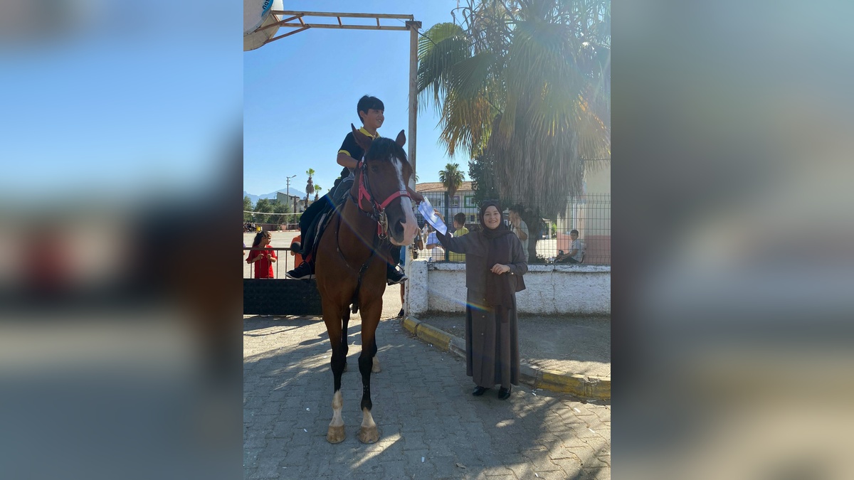 Serik'te öğrenci, babasının hediye ettiği atla okula geldi