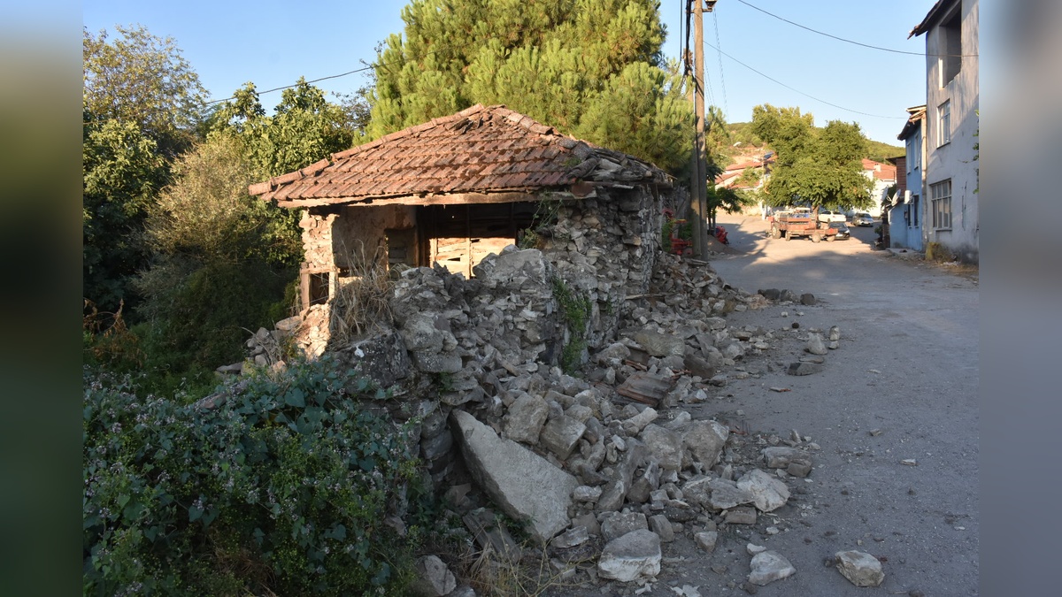 Sındırgı'da 6.1 büyüklüğündeki depremin ardından yıkılan binalar dron ile görüntülendi