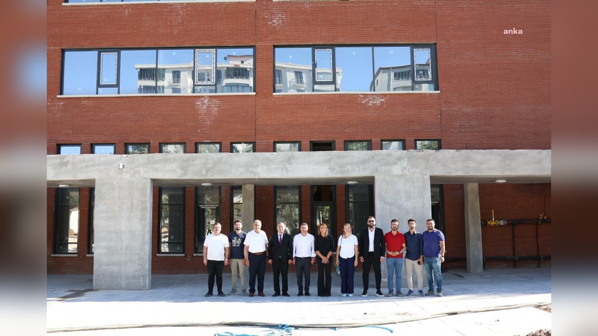 CHP heyeti Elazığ'da İBB'nin yaptırdığı Gazi Mesleki ve Teknik Anadolu Lisesi'ni gezdi