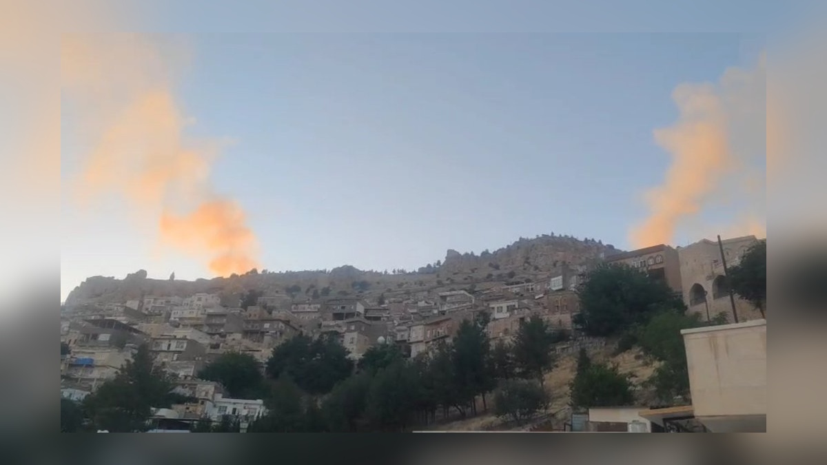 Mardin Kalesi'nde örtü yangını: Ekipler müdahale ediyor