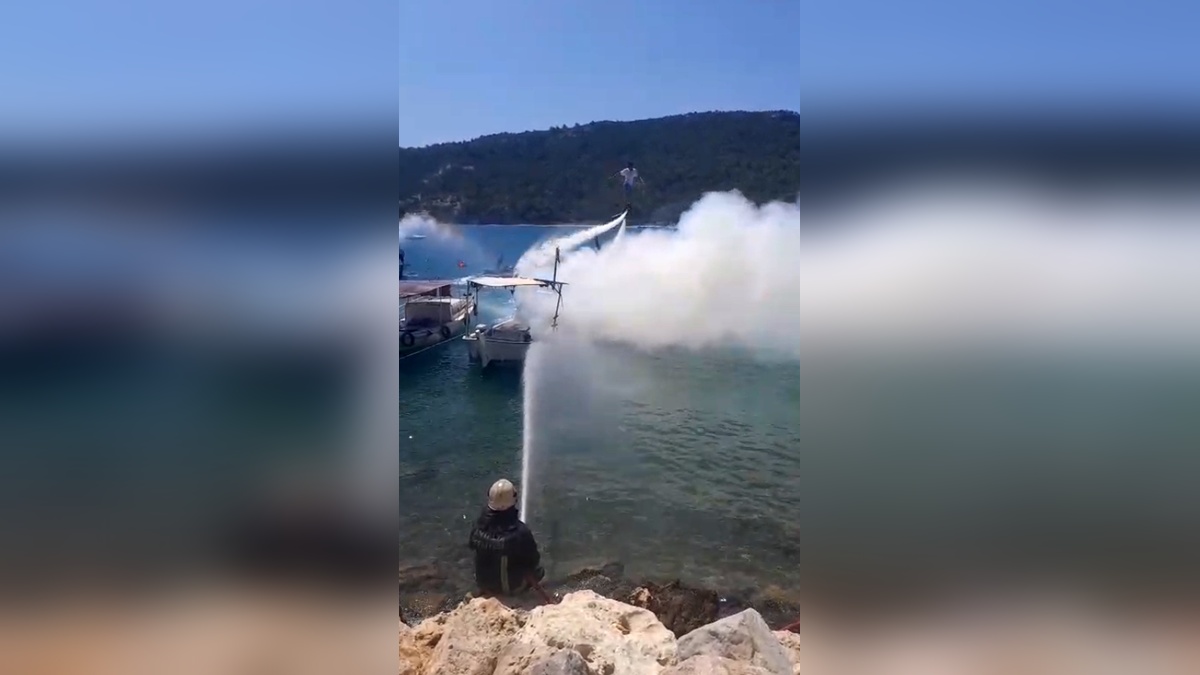 Kemer'de tekne yangını: Esnaf ve su sporları kullanıcıları itfaiyeye yardım etti