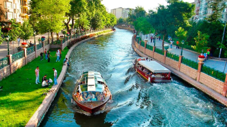 eskisehir-porsuk-cayi-tekne-1757080841-370-x750.jpeg