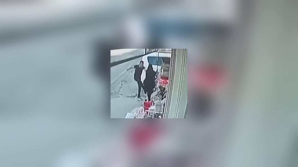 Arnavutköy'de boşanma aşamasındaki eş sokak ortasında darbetti