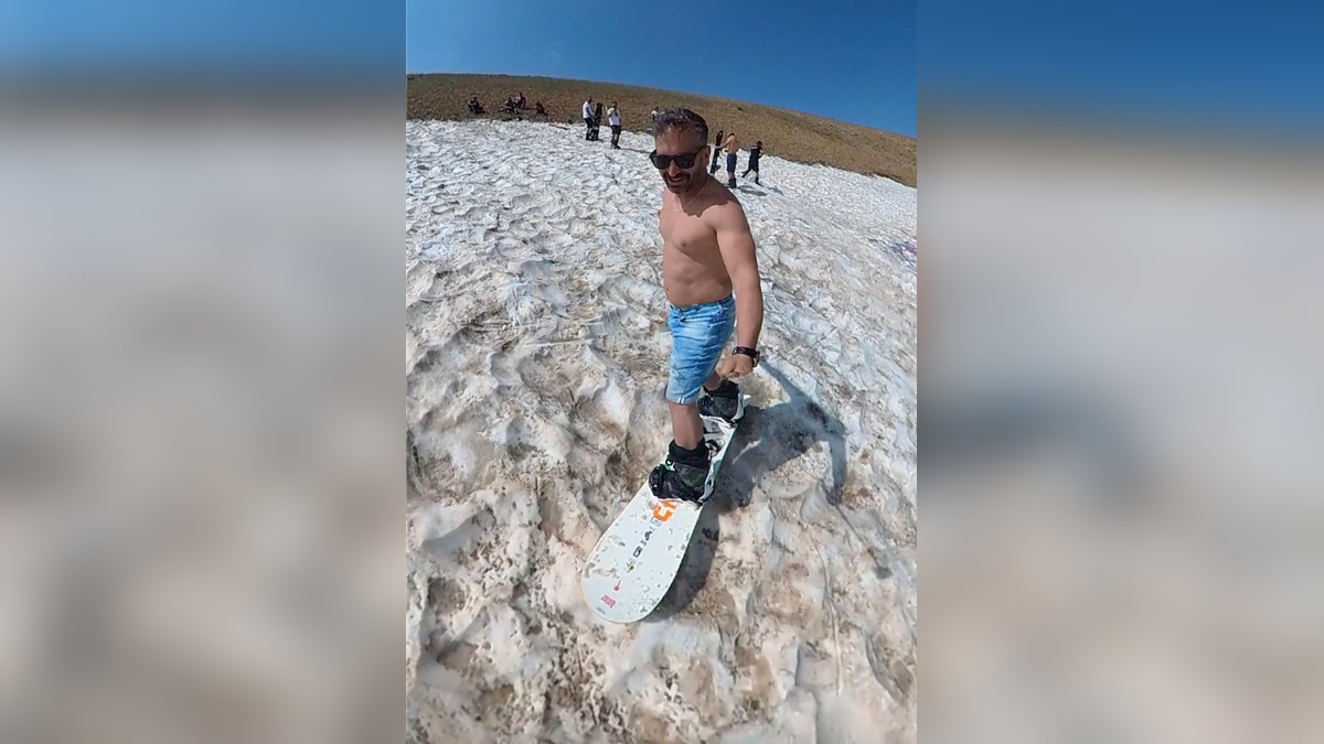 Erzincan'da 40 derece sıcakta Ergan Dağı'nda kayak ve snowboard keyfi