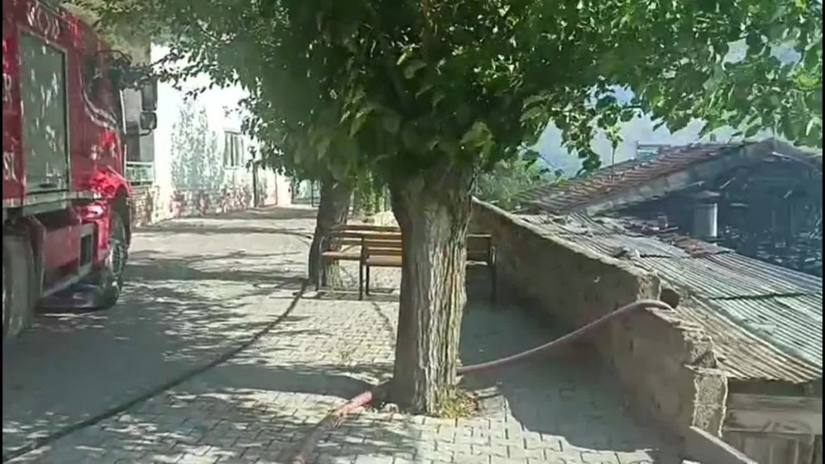 Malatya'da örtü yangını: İki ev kullanılamaz hale geldi