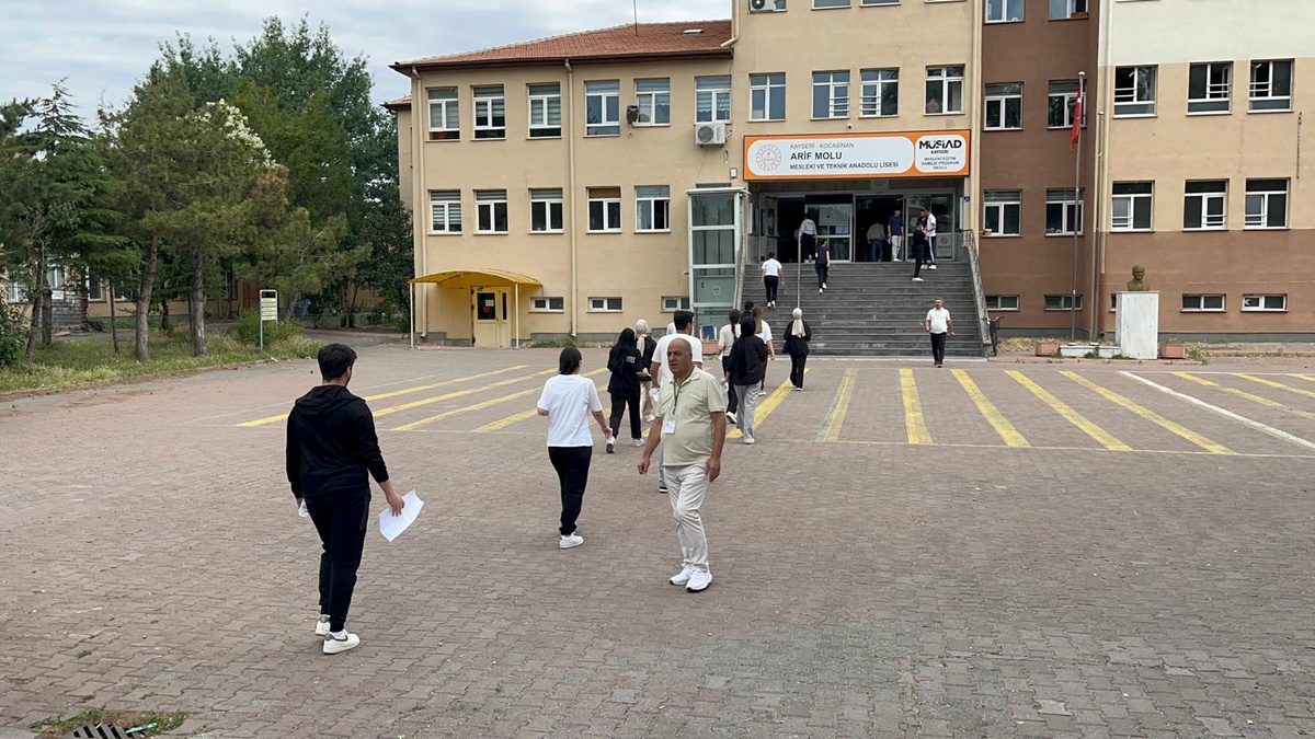 Kayseri'de YKS AYT sınavı başladı: Kapı kapanmadan 2 dakika önce koşarak gelen öğrenci