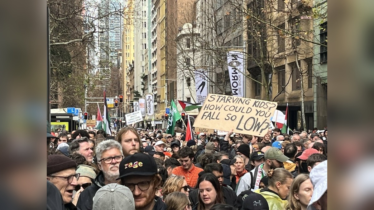 Sidney'de binlerce kişi İsrail'in Gazze saldırılarını protesto etti
