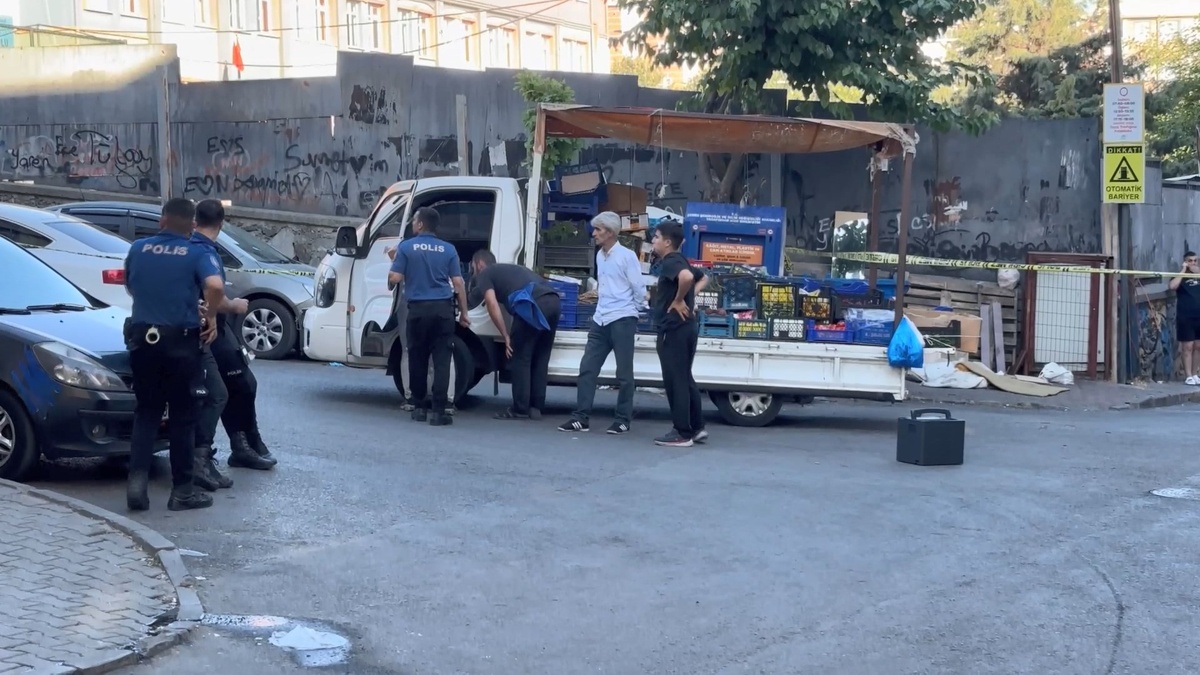 Sultançatı'da sokakta 3 arkadaşa ateş açıldı: 2 yaralı