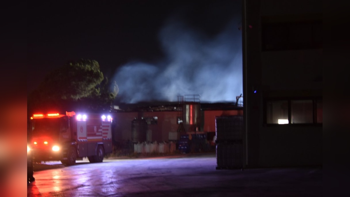 Kemalpaşa'da kimya fabrikasında yangın: 1 saatte söndürüldü